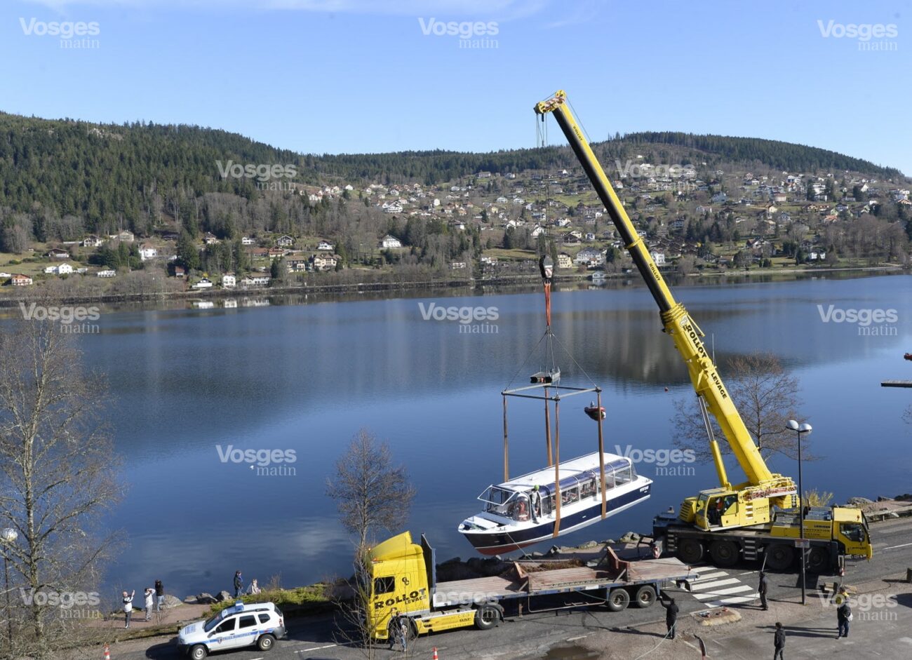 rollot levage solutions de levage les trois gros bateaux du lac de gerardmer ont ete remis a l eau ce mercredi matin a l aide d une grande grue photos jean charles ole